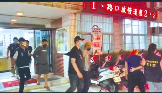 台中市大甲區28日深夜發生命案，10名平均年齡20歲的嫌犯到案，訊後依傷害致死罪送辦。（陳淑娥攝）