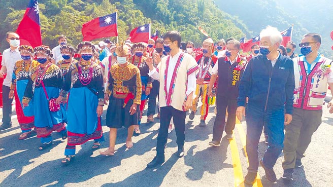 高雄市长陈其迈29日出席「台29线双连堀路段瀰富罗桥-板布努澜桥通车典礼」，表示这不只是一座有形的桥，也是连结情感的桥。（林雅惠摄）