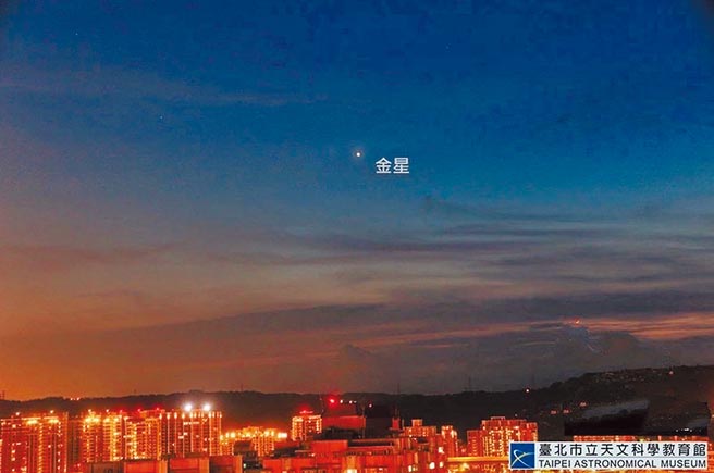 除了太阳和月亮之外，「金星」是最亮的天体，将在今天凌晨抵达「东大距」位置，此后一直到年底的金星，不仅非常明亮且容易观察。（台北市立天文馆提供／游念育台北传真）