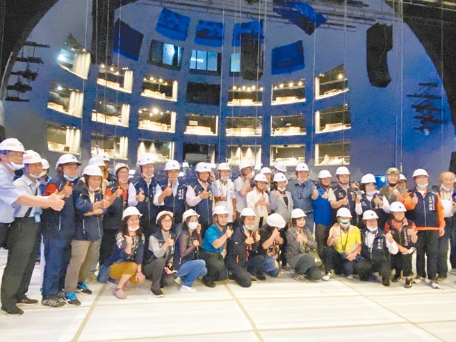 耗费10年打造的台北表演艺术中心，将在2022年3月试营运，因外型独特的巨型球体，被国外列为精彩可期的建筑，球剧场可容纳800席。（游念育摄）