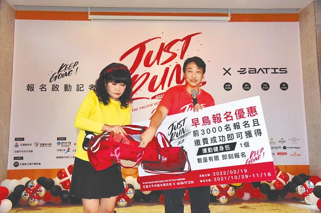 2021太平洋纵谷马拉松报名启动仪式，花莲市长魏嘉贤（右）推出早鸟优惠，完成报名且成功缴费前3千人，可获得运动健身包。（花莲市公所提供／王志伟花莲传真）