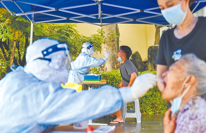 云南瑞丽因境外回国自首人员眾多，连续爆发新冠疫情，至今已多次採取封闭严管措施。图为7月7日，防疫人员为瑞丽居民进行核酸检测。（新华社）