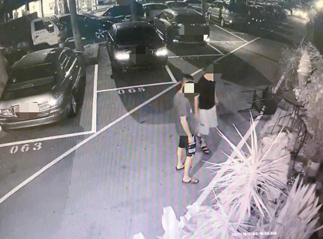 傅姓男子涉嫌纠眾砸破餐酒馆落地玻璃门窗，过程被监视器拍得一清二楚。（读者提供／谢明俊苗栗传真）