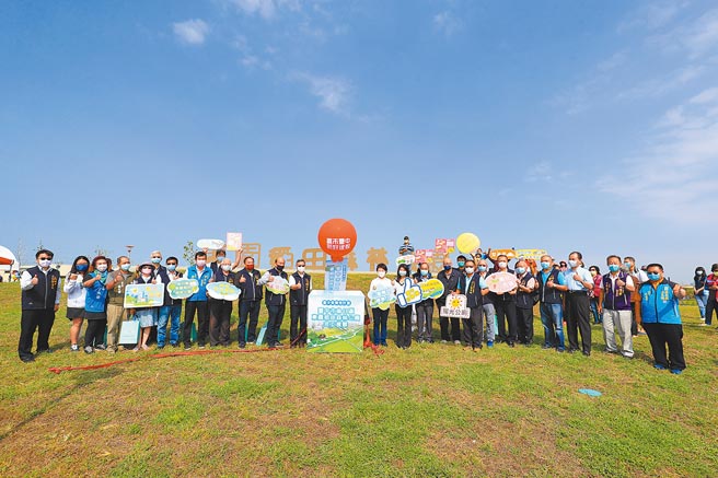 台中市政府推动「公墓转型绿美化」工程，打造乌日区第四公墓变身成为「东园稻田森林公园」，热闹启用。（林欣仪摄）