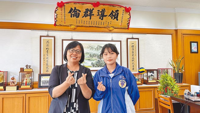 二林工商综合高中部一乙曾钰媗（右）的孝行孝心，让校长刘玲慧（左）感动又不舍。（谢琼云摄）