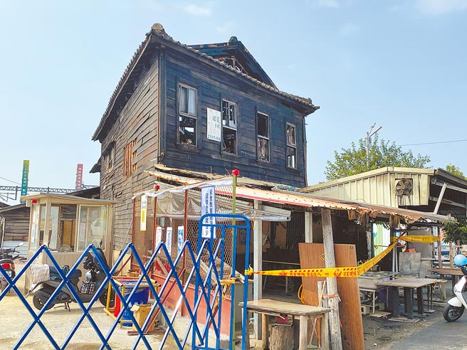 嘉义市北兴陆桥下百年桧木老屋遭祝融之灾，遗留部分屋面。（廖素慧摄）