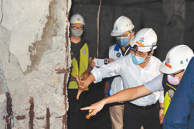 高雄鼓山区仁爱河滨商城屋龄约40年且屋况极差，经相关单位办理建物结构鑑定，发现地下室有89支柱子现况已有爆裂情形，损坏相当严重，整体建筑物具有极高危险性。（高市府都发局提供／洪浩轩高雄传真）