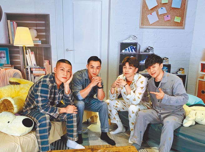 宜柏（左起）、翔翔、斯辰及金志遥在节目中畅聊。（AMM亚洲心动娱乐提供）