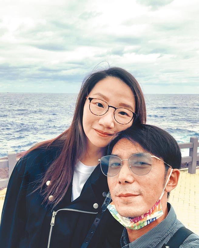 陶晶莹（左）昨过52岁生日，和李李仁到东北角吃大餐庆祝。（摘自脸书）