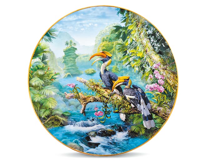 Herend幸福犀鳥限量飾盤。（居禮名店提供）