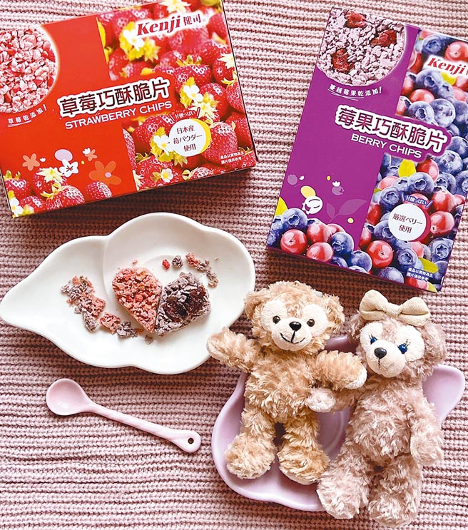 食品品牌Kenji健司首创彩色版「巧酥脆片」，选用日式薄物煎饼，佐以天然食材制成缤纷亮眼色系，共推出紫色莓果、红色草莓、黄色花生3种口味。（健司提供）