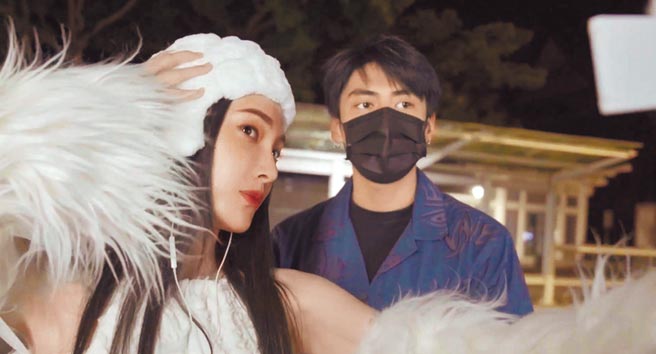 林映唯（左）日前拍摄新歌MV，好友宋柏纬到场探班。（自由试娱乐影像提供）