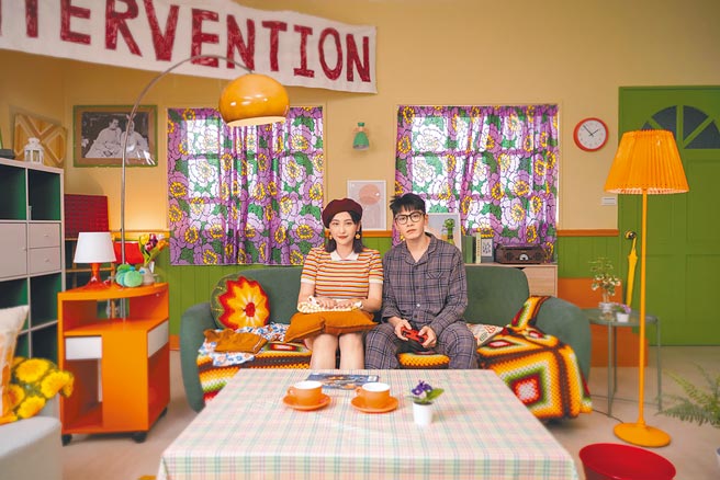 罗莎莎（左）日前推出新歌，MV邀来宋柏纬担纲一日男友。（华研国际提供）