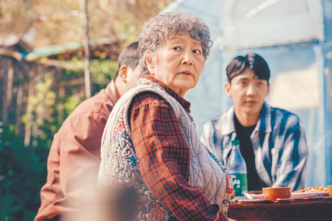 「国民奶奶」金英玉演出韩剧《智异山》。（爱奇艺国际站提供）