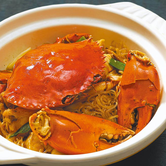 「荣嫂姜葱炒蟹」呈盘后，扑鼻香气搭配鲜美蟹肉与Q弹粉丝，为专属秋日的暖心滋味。（晶华酒店提供）