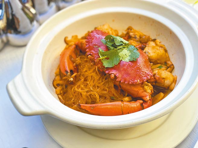 「青蟹粉丝煲」粉丝吸饱了鲜蟹精华，十足入味。（天成饭店集团提供）