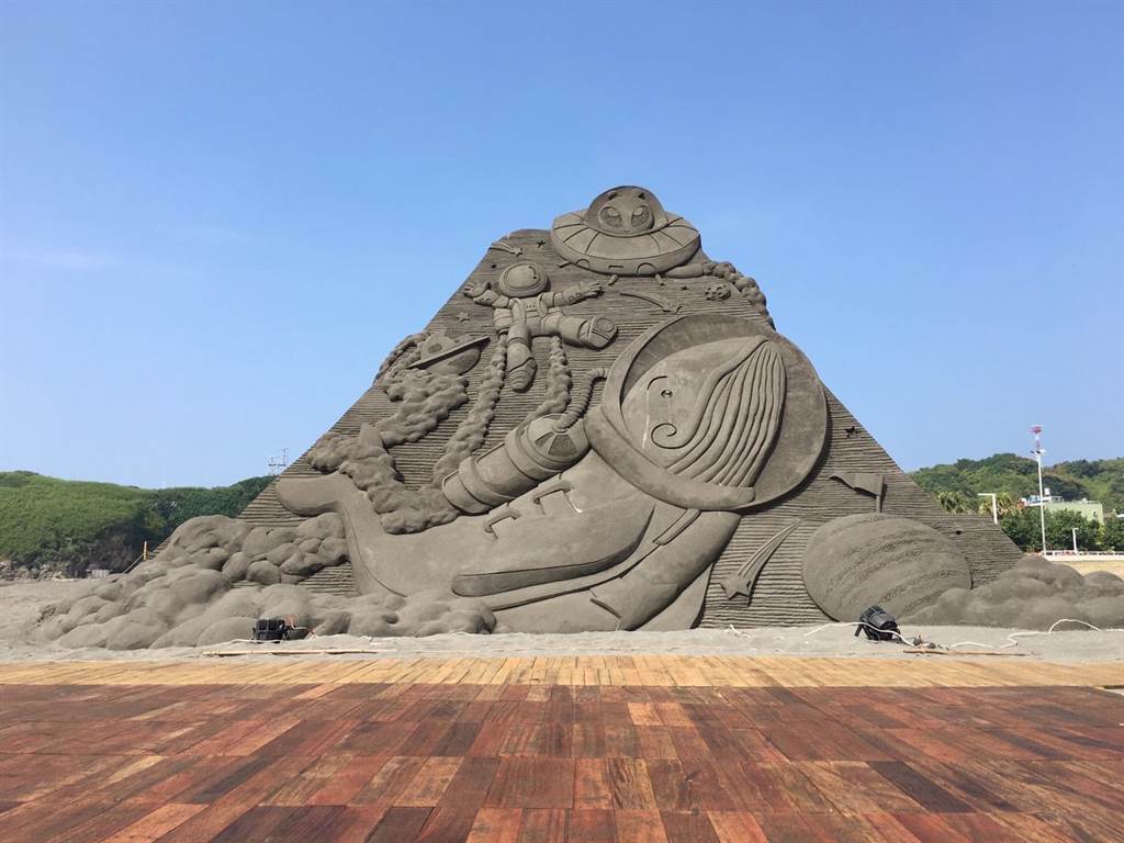 「星沙傳奇-2021旗津黑沙玩藝節」登場，觀光局打造超過6米高的「太空騎鯨」巨型主雕。（高市觀光局提供）