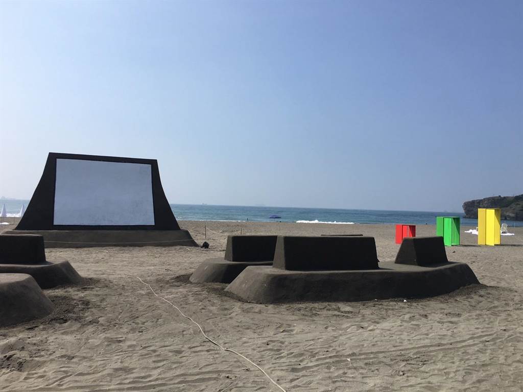 200吋沙雕投影畫面及沙雕座位區讓民眾可以享受海灘星空電影院。（高市觀光局提供）