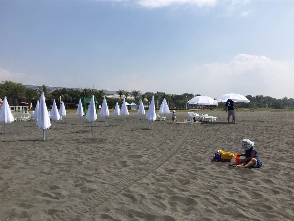  觀光局將南島風情搬到旗津沙灘，讓民眾享受海灘度假氛圍。（高市觀光局提供）