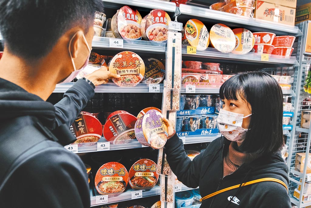 原本一碗53元的「滿漢大餐」竟調漲成59元，漲幅逾1成，廠商表示因成本不斷提高，且價格已10年未調整，才不得不漲價。圖為民眾選購泡麵。（郭吉銓攝）