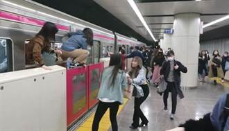 東京地鐵瘋漢揮刀砍人縱火 乘客跳窗進月台奔逃至少17人輕重傷