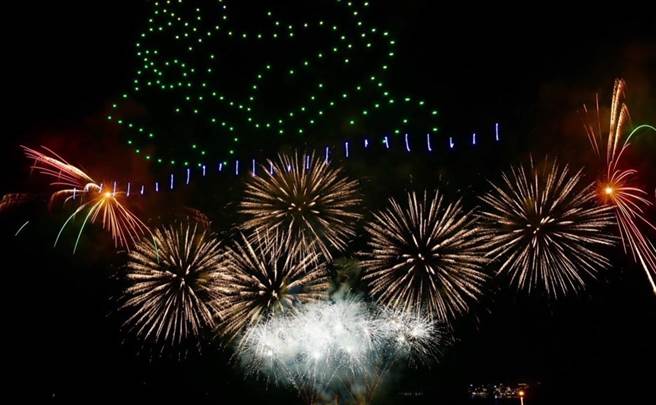 日月潭花火音乐会，搭配无人机施放璀璨烟火。（日管处提供／陈淑芬南投传真）