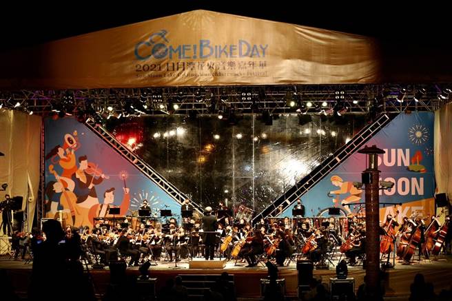 日月潭花火音乐会由NTSO台湾青年交响乐团演奏欧洲及台湾民谣等动人曲目。（日管处提供／陈淑芬南投传真）