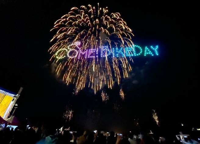 日月潭花火音乐会，搭配无人机施放璀璨烟火。（日管处提供／陈淑芬南投传真）