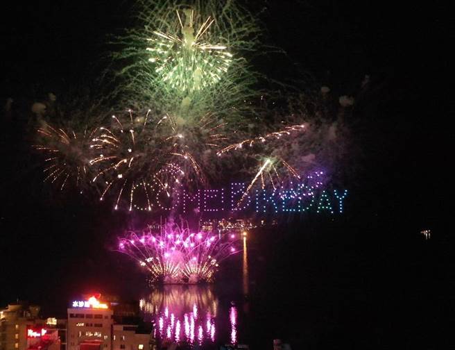 日月潭花火音乐会，搭配无人机施放璀璨烟火。（日管处提供／陈淑芬南投传真）