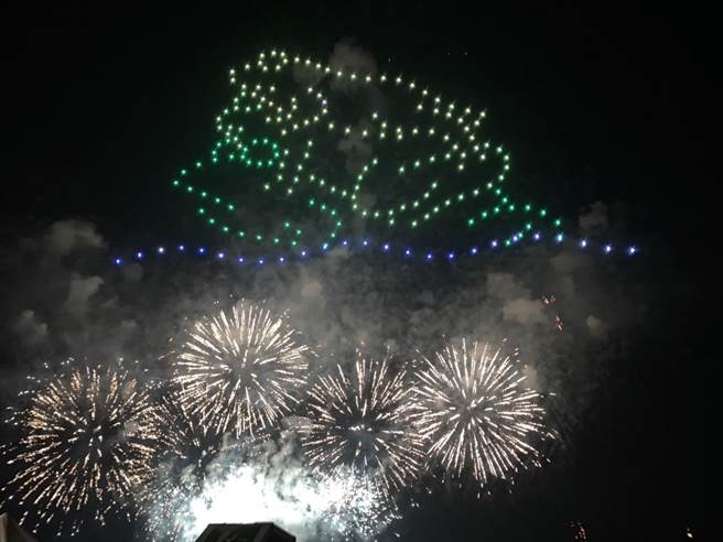 日月潭花火音乐会，搭配无人机施放璀璨烟火。（日管处提供／陈淑芬南投传真）