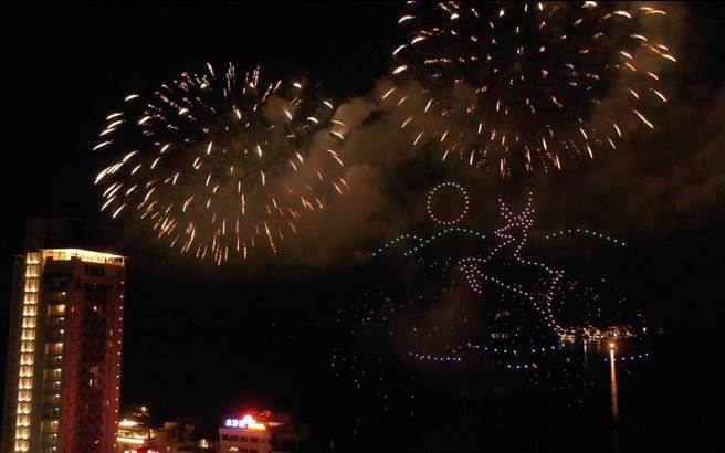 日月潭花火音乐会，搭配无人机施放璀璨烟火。（日管处提供／陈淑芬南投传真）