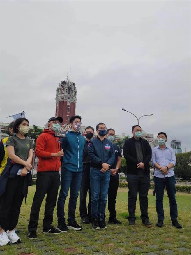 国民党一早到总统府前升旗。（图／摘自洪孟楷脸书）