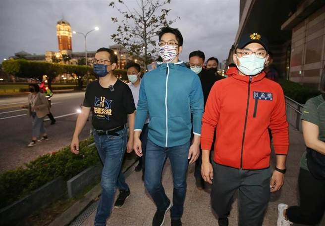 市议员罗智强、国民党立委蒋万安、洪孟楷等人清晨绕行总统府。（赵双杰摄）