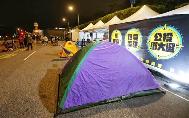 支持者在凯道搭起帐篷夜宿。（赵双杰摄）