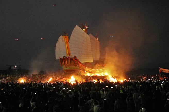 辛丑正科东港迎王平安祭典31日举行送王仪式，凌晨时分大批民眾涌进镇海公园ㄧ赌「烧王船」的壮观画面。(谢佳潾摄)