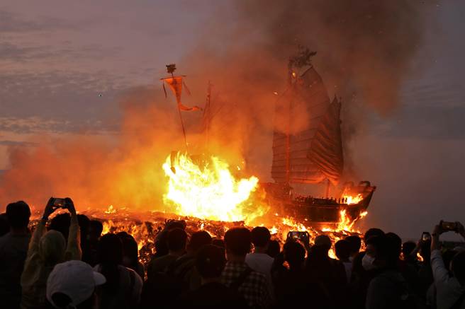   辛丑正科东港迎王平安祭典31日举行送王仪式，凌晨时分大批民眾涌进镇海公园ㄧ赌「烧王船」的壮观画面。(谢佳潾摄)