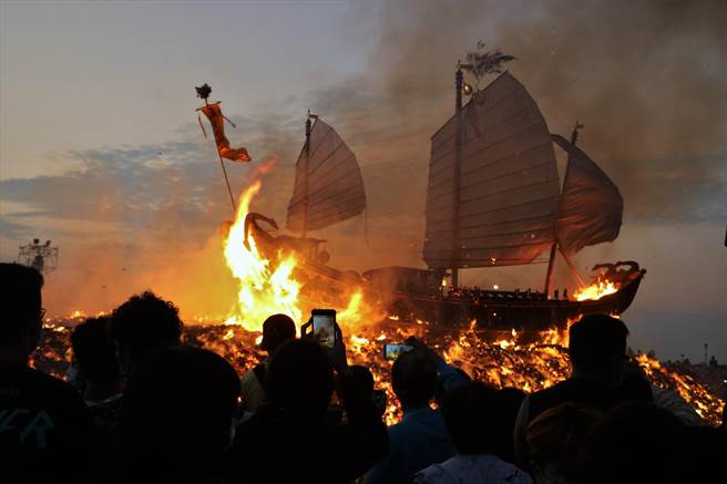  辛丑正科东港迎王平安祭典31日举行送王仪式，凌晨时分大批民眾涌进镇海公园ㄧ赌「烧王船」的壮观画面。(谢佳潾摄)