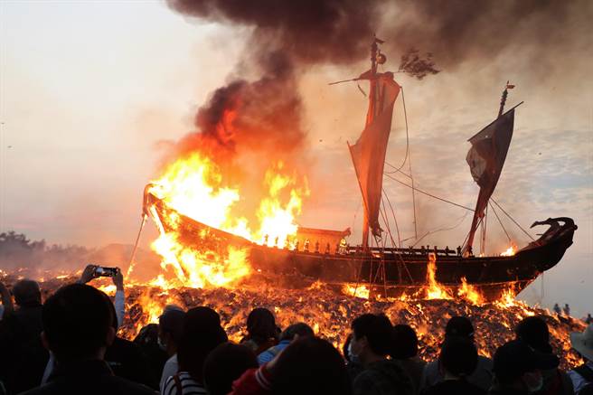  辛丑正科东港迎王平安祭典31日举行送王仪式，凌晨时分大批民眾涌进镇海公园ㄧ赌「烧王船」的壮观画面。(谢佳潾摄)