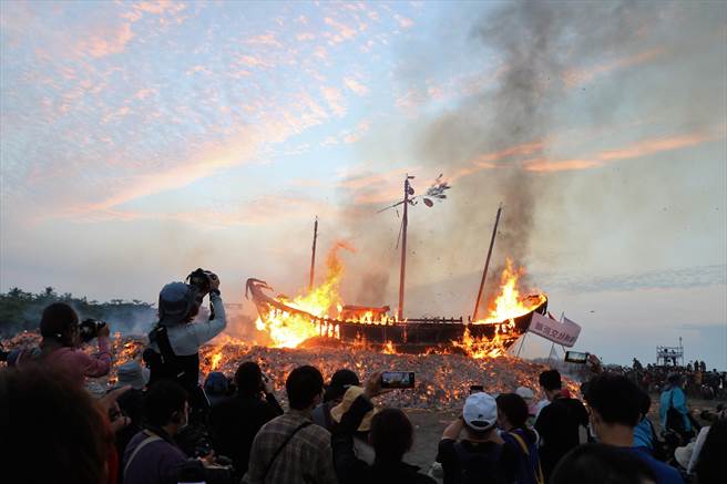  辛丑正科东港迎王平安祭典31日举行送王仪式，凌晨时分大批民眾涌进镇海公园ㄧ赌「烧王船」的壮观画面。(谢佳潾摄)