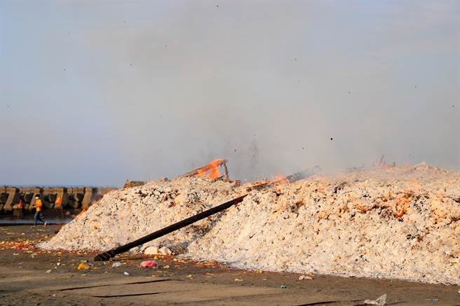 天色破晓，6时58分中桅倒下，象徵仪式完成。(谢佳潾摄)