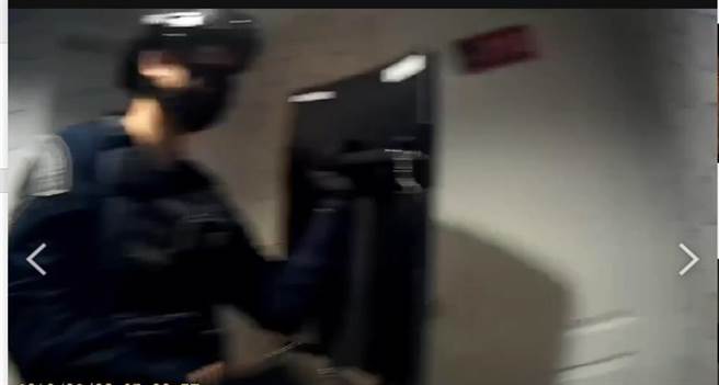 警方全副武装准备朝陈嫌房门攻坚。（翻摄照片／石秀华高雄传真）