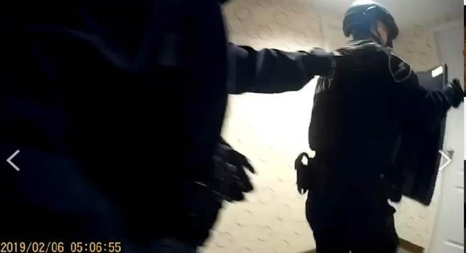警方全副武装荷枪实弹逼近准备朝陈嫌房门攻坚。（翻摄照片／石秀华高雄传真）