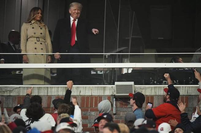 前美国总统川普与前第一夫人梅兰妮亚出席世界大赛第4战。（美联社）