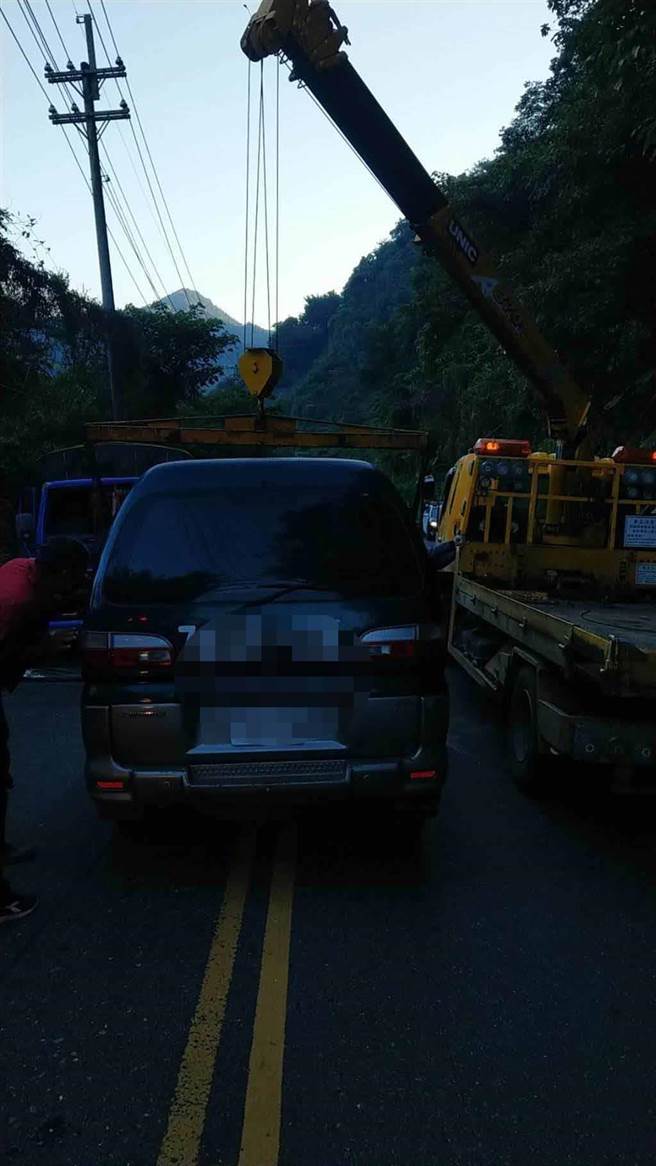 南投水里乡神龙桥今天清晨5时许发生採茶车与箱型车碰撞车祸，造成20人轻重伤。（南投消防局提供提供／陈淑芬南投传真）
