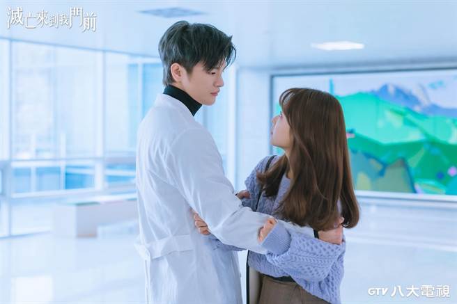 韩剧《灭亡来到我门前》故事讲述「最衰女主」朴宝英被医生判断癌症末期，生命倒数100天，就在她怨天尤人的时候，出现半人半神的管理者「灭亡」（徐仁国 饰），而徐仁国了为了不让自己消失，决心帮她实现愿望，两人签订生命合约，也因此展开一段奇幻浪漫的故事。（八大提供）