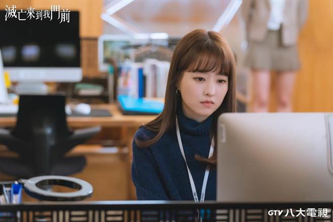 朴宝英在《灭亡来到我门前》中饰演网路小说编辑。（八大提供）