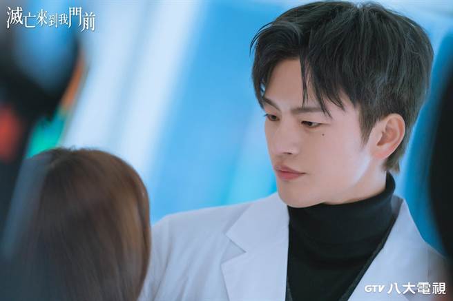 徐仁国在《灭亡来到我门前》中饰演半人半神的管理者「灭亡」。（八大提供）