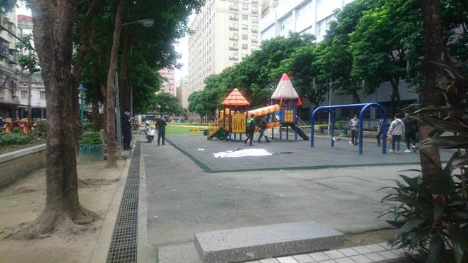 民樂公園上午驚傳男子自轟頭部身亡。（民眾提供）