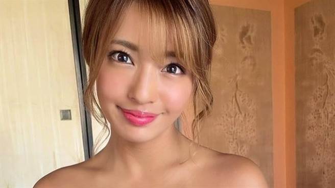 清瀬汐希、桥本梨菜、青山光以及河路由希子近日在YT频道上实测胸部重量引网友暴动。（图／IG@hashimoto_rina_）