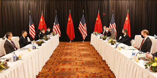 布林肯与白宫国安顾问苏利文（Jake Sullivan）今年3月曾在阿拉斯加州安克拉治市（Anchorage）会晤王毅与中共中央外事工作委员会办公室主任杨洁篪，当时两方罕见在镜头前激烈交锋。(图／中新社)